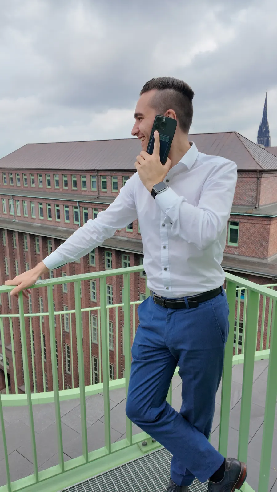 Christopher Ereth im Telefonat über den Dächern Hamburgs