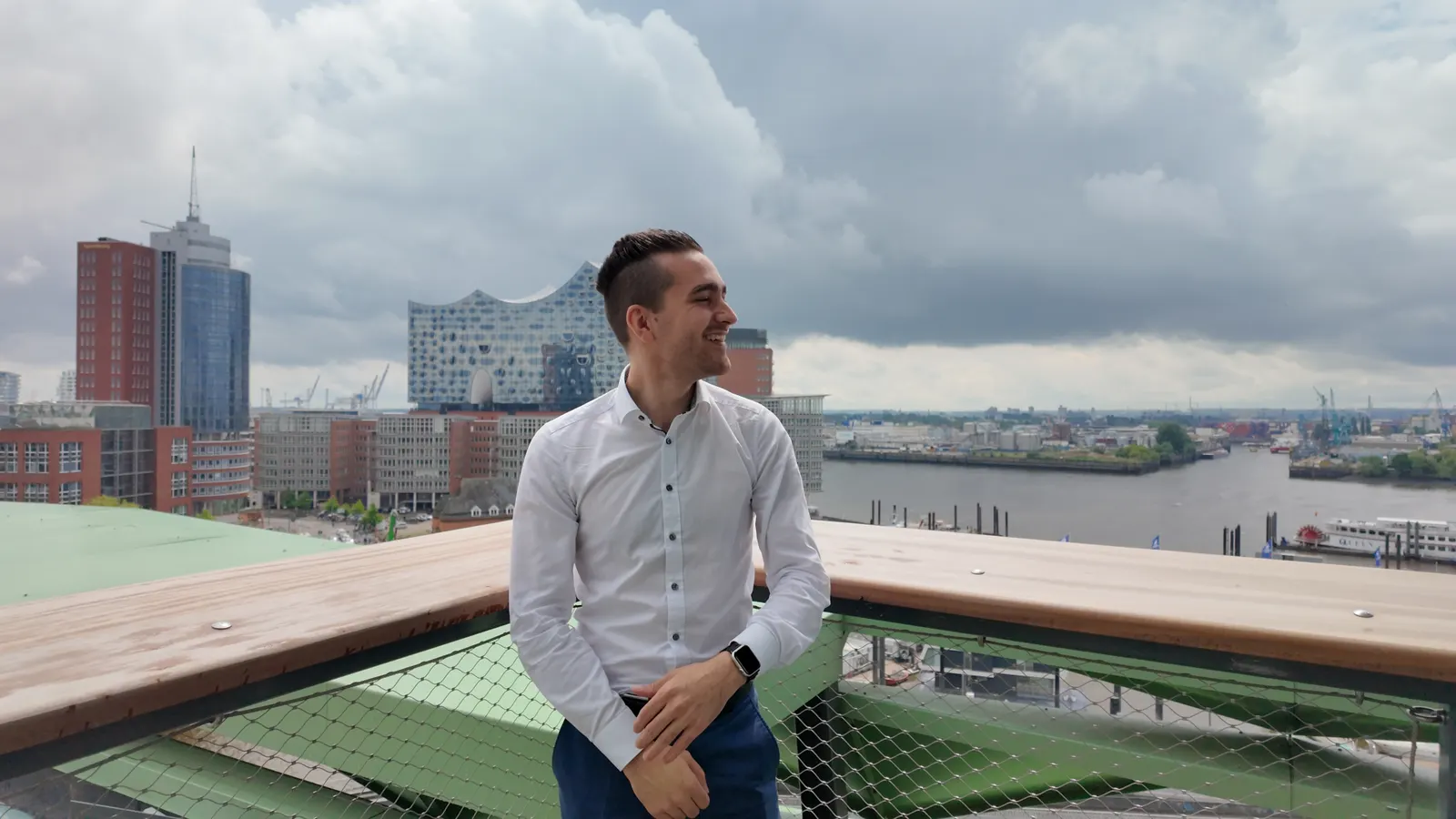 Christopher Ereth im Hamburger Hafen vor der Elbphilharmonie