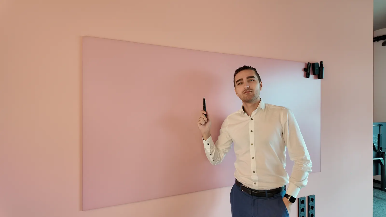 Christopher Ereth klärt am Whiteboard ein Mandat, Rolle, Zielbild und Must-haves.
